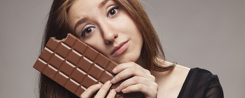 Por que as mulheres têm vontade de comer doce na TPM?